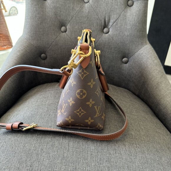 LOUIS VUITTON Monogram V Tote BB - Picture 4 of 13